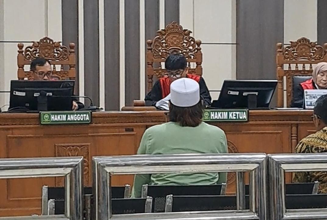 DIVONIS BERSALAH--Gus Yazid (kemeja hijau) duduk mendengarkan vonis putusan kasus TPPU, di Pengadilan Tipikor Semarang, Rabu (9/9/2026). (bae)