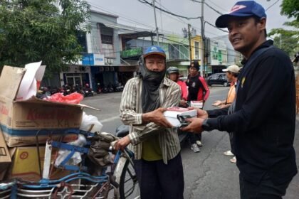 BAGIKAN MAKANAN - Satgas PDIP membagikan paket makanan siap santap dalam program Dapur Marhen kepada warga yang membutuhkan. (ist)