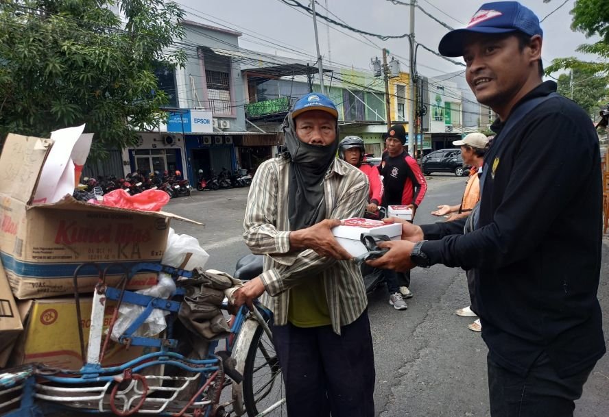 BAGIKAN MAKANAN - Satgas PDIP membagikan paket makanan siap santap dalam program Dapur Marhen kepada warga yang membutuhkan. (ist)