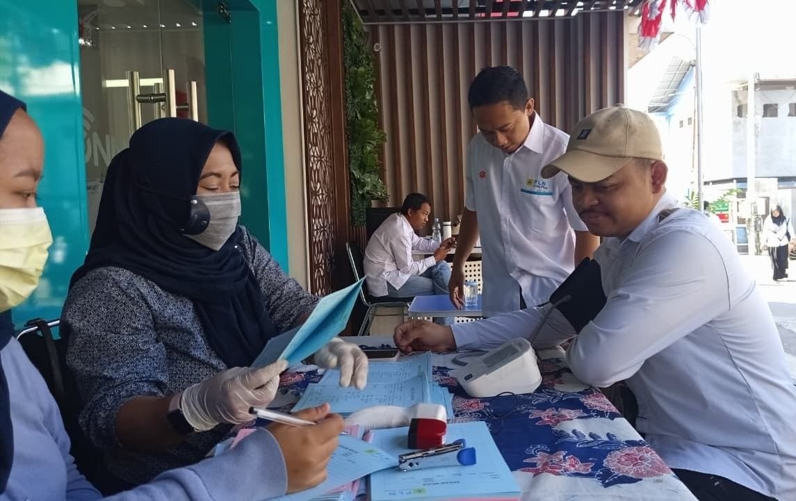 PEMERIKSAAN KESEHATAN RUTIN -- PLN Icon Plus SBU Regional Jawa Bagian Tengah mendorong seluruh personel untuk mengenali kondisi tubuh melalui pelaksanaan Daily Health Checking. Pemeriksaan rutin kesehatan ini dilakukan bagi personel sebelum memulai aktivitas kerja. (ist)