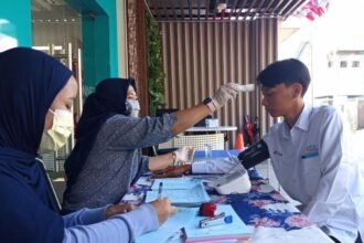 CEK KESEHATAN RUTIN - PLN Icon Plus SBU Regional Jawa Bagian Tengah mendorong seluruh personel untuk mengenali kondisi tubuh melalui pelaksanaan Daily Health Checking. Pemeriksaan rutin kesehatan ini dilakukan bagi personel sebelum memulai aktivitas kerja.