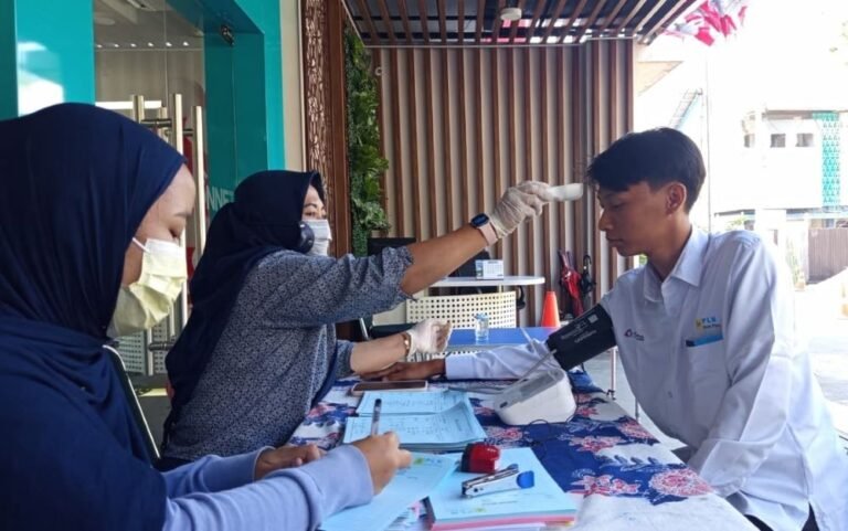 CEK KESEHATAN RUTIN - PLN Icon Plus SBU Regional Jawa Bagian Tengah mendorong seluruh personel untuk mengenali kondisi tubuh melalui pelaksanaan Daily Health Checking. Pemeriksaan rutin kesehatan ini dilakukan bagi personel sebelum memulai aktivitas kerja.