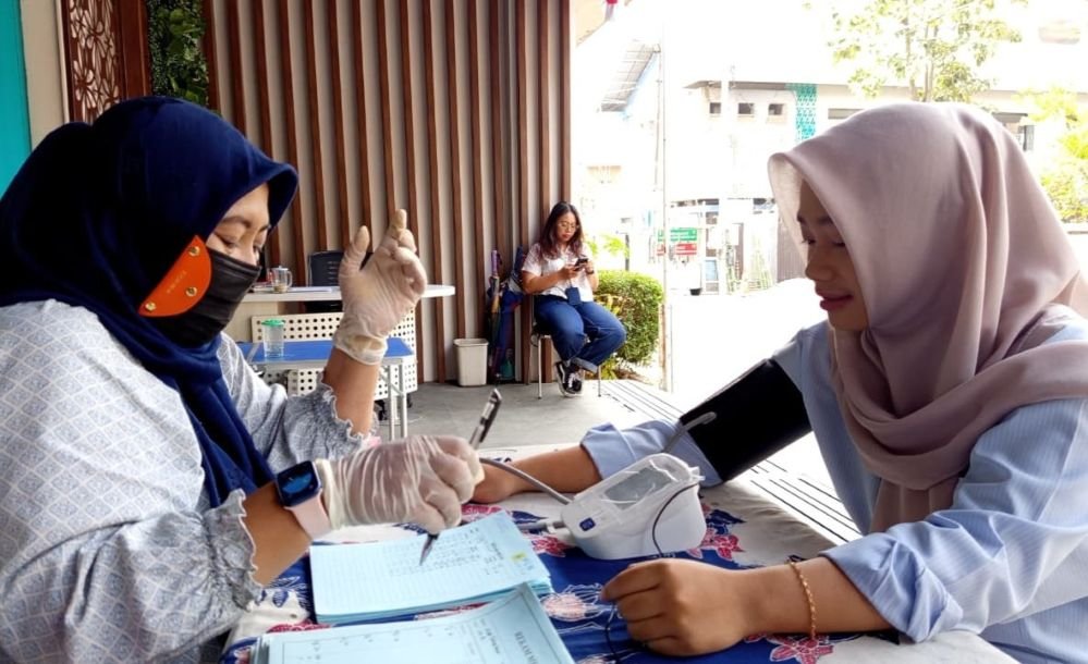 PEDULI KESEHATAN PERSONEL - PLN Icon Plus SBU Regional Jawa Bagian Tengah membangun kebiasaan peduli kesehatan personel melalui pelaksanaan Daily Health Checking sebelum memulai aktivitas kerja.