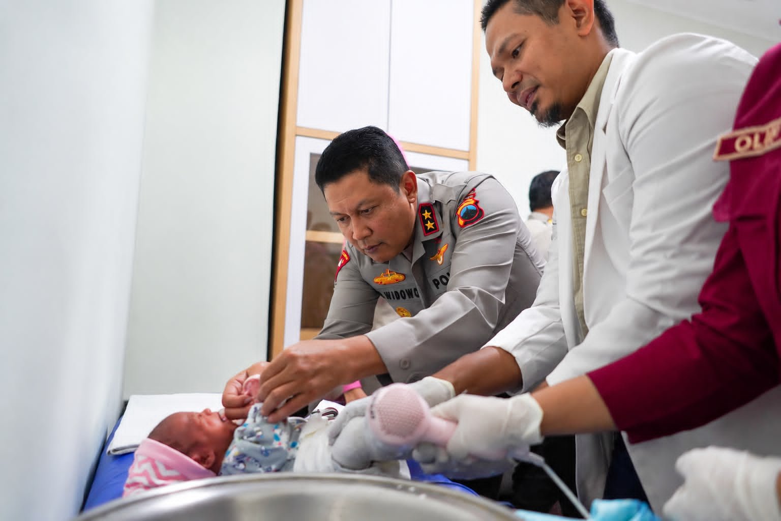 SAPA ANAK CTEV - Kapolda Jateng Irjen Ribut Hari Wibowo jenguk anak-anak dengan kaki pengkor atau CTEV (clubfoot) yang sedang dirawat di RS Bhayangkara Semarang, Kamis (10/9/2026).