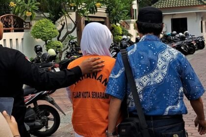 TAHAN TERSANGKA--Mei Sulistyoningsih, dosen UPGRIS yang jadi tersangka penipuan lomba tari digelandang ke mobil tahanan, Kamis (10/9/2026). (bae)