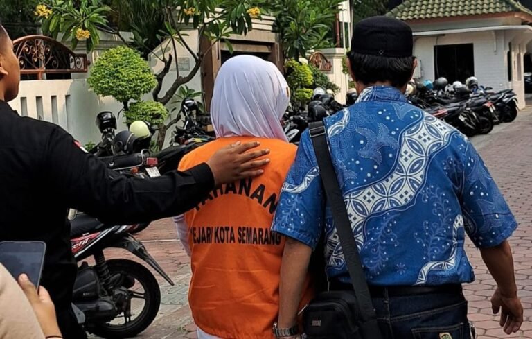 TAHAN TERSANGKA--Mei Sulistyoningsih, dosen UPGRIS yang jadi tersangka penipuan lomba tari digelandang ke mobil tahanan, Kamis (10/9/2026). (bae)