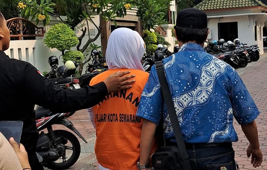 TAHAN TERSANGKA--Mei Sulistyoningsih, dosen UPGRIS yang jadi tersangka penipuan lomba tari digelandang ke mobil tahanan, Kamis (10/9/2026). (bae)