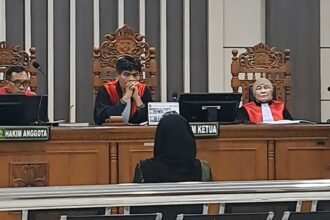 MENANGIS--Bupati Pekalongan, Fadia Arafiq menjalani sidang pemeriksaan terdakwa di Pengadilan Tipikor Semarang, Kamis (10/9/2026). (bae)
