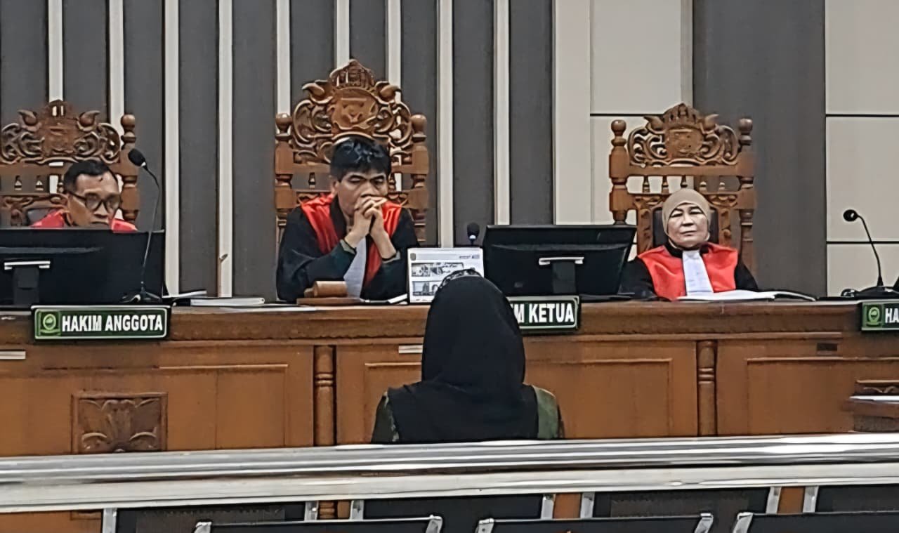 MENANGIS--Bupati Pekalongan, Fadia Arafiq menjalani sidang pemeriksaan terdakwa di Pengadilan Tipikor Semarang, Kamis (10/9/2026). (bae)