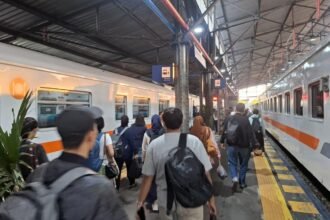 PENUMPANG KERETA API--Penumpang kereta api memadati Stasiun Poncol Semarang. (ist)