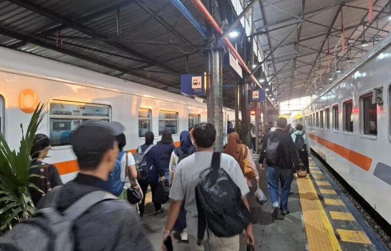 PENUMPANG KERETA API--Penumpang kereta api memadati Stasiun Poncol Semarang. (ist)