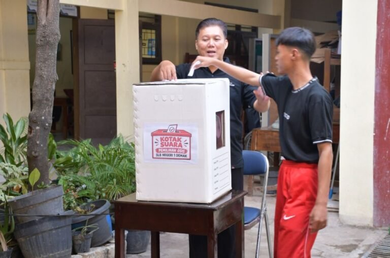 BELAJAR POLITIK - Siswa Sekolah Luar Biasa (SLB) Negeri 1 Demak belajar berdemokrasi melalui Pemilihan Ketua Organisasi Siswa Intra Sekolah (Pemilos), Jumat (11/9/2026).