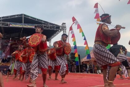 TARI SORENG--Penari Soreng tampil dalam Gebyar Budaya Desa Peron dalam rangka Peringatan HUT RI, di Kendal. (ist)