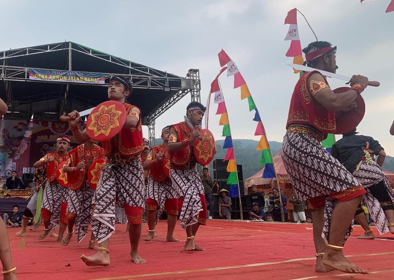TARI SORENG--Penari Soreng tampil dalam Gebyar Budaya Desa Peron dalam rangka Peringatan HUT RI, di Kendal. (ist)