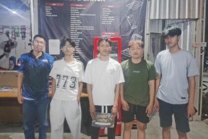 JUARA TURNAMEN--Tim dari SMAN 4 Semarang menerima sertifikat juara pertandingan Free Fire (FF) Battle Royale Mayoritas Tournament, Minggu (13/9/2026). (ist)