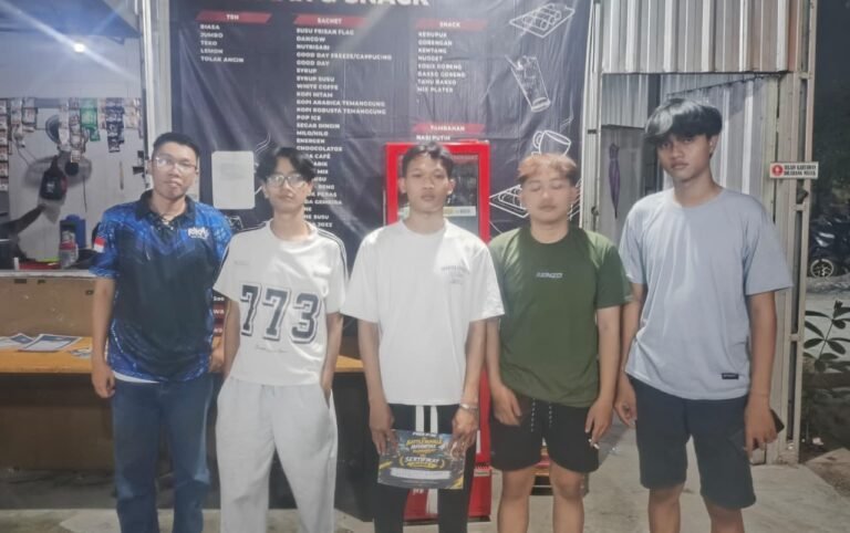 JUARA TURNAMEN--Tim dari SMAN 4 Semarang menerima sertifikat juara pertandingan Free Fire (FF) Battle Royale Mayoritas Tournament, Minggu (13/9/2026). (ist)