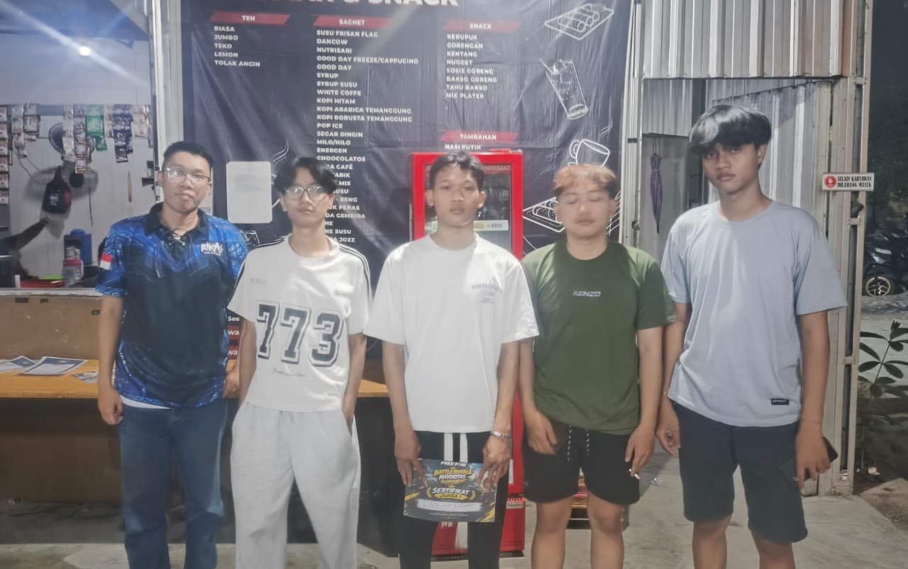 JUARA TURNAMEN--Tim dari SMAN 4 Semarang menerima sertifikat juara pertandingan Free Fire (FF) Battle Royale Mayoritas Tournament, Minggu (13/9/2026). (ist)