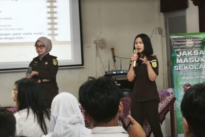 EDUKASI - Jaksa Zennia Dianistika dan Adela Falafiona Magaba (dari kanan, depan) saat mengdukasi melalui program Jaksa Masuk Sekolah di SMP Kesatrian 1 Semarang, Senin (14/9/2026). (bae)