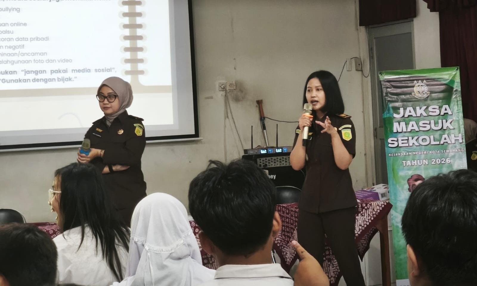 EDUKASI - Jaksa Zennia Dianistika dan Adela Falafiona Magaba (dari kanan, depan) saat mengdukasi melalui program Jaksa Masuk Sekolah di SMP Kesatrian 1 Semarang, Senin (14/9/2026). (bae)
