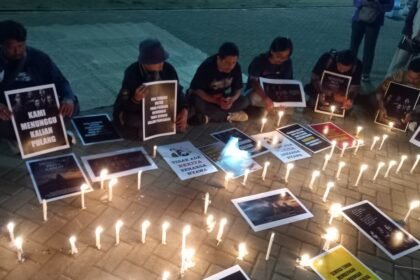 AKSI SOLIDARITAS - Organisasi profesi Pewarta Foto Indonesia (PFI) Solo bersama Aliansi Jurnalis Indonesia (AJI) Solo menggelar aksi solidaritas bertajuk "Doa Bersama & Menyala Lilin Harapan" pada Senin (14/9/2026) malam.