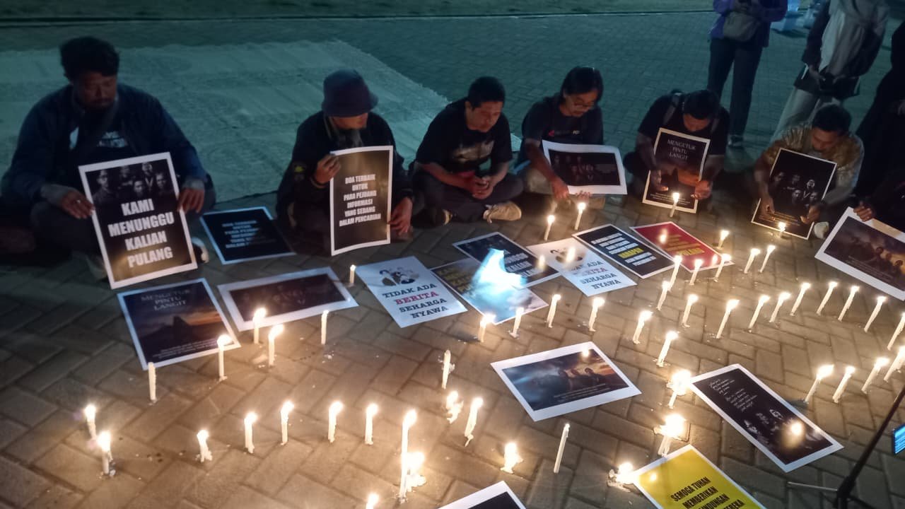AKSI SOLIDARITAS - Organisasi profesi Pewarta Foto Indonesia (PFI) Solo bersama Aliansi Jurnalis Indonesia (AJI) Solo menggelar aksi solidaritas bertajuk "Doa Bersama & Menyala Lilin Harapan" pada Senin (14/9/2026) malam.