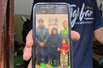KORBAN HILANG - Keluarga di Solo menunjukkan foto salah satu korban hilang Kapal Virgo Transport 8.