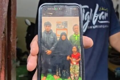 KORBAN HILANG - Keluarga di Solo menunjukkan foto salah satu korban hilang Kapal Virgo Transport 8.