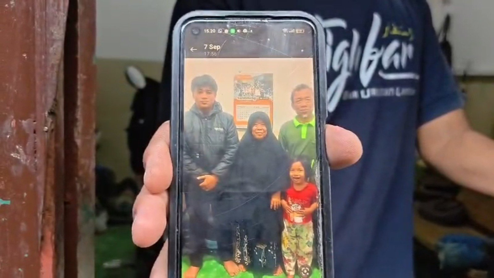 KORBAN HILANG - Keluarga di Solo menunjukkan foto salah satu korban hilang Kapal Virgo Transport 8.