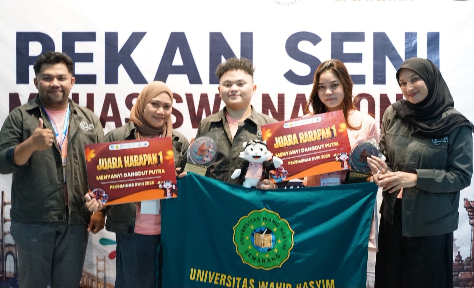 RAIH JUARA--Dua mahasiswa Unwahas mewakili Jateng, meraih juara harapan lomba dangdut dalam ajang Peksiminas 2026. (ist)