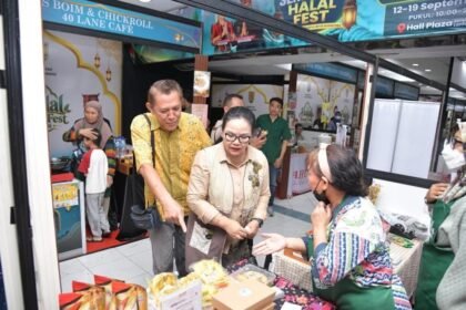 HALAL FEST--Wali Kota Semarang, Agustina Wilujeng meninjau pameran UMKM di Semarang Halal Fest 2026. (ist)
