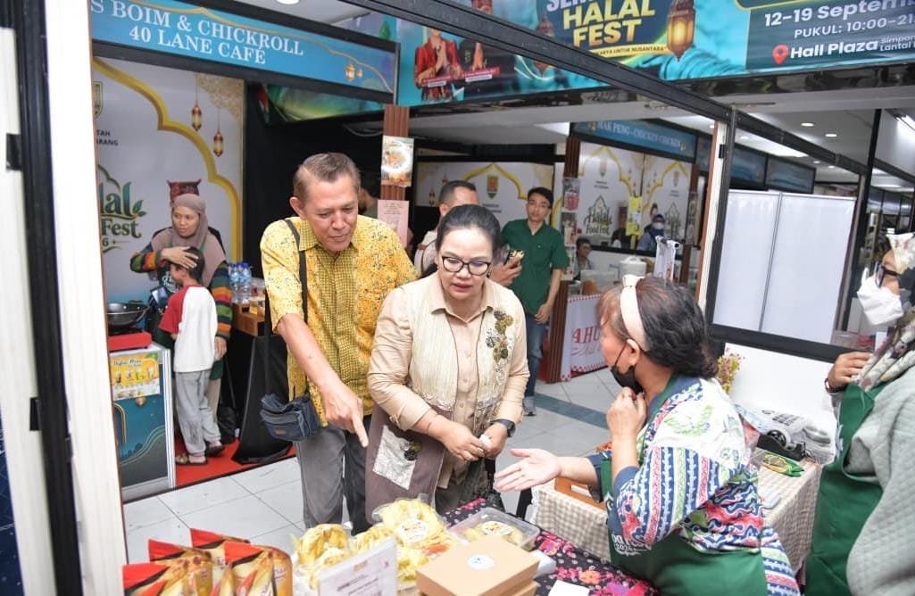 HALAL FEST--Wali Kota Semarang, Agustina Wilujeng meninjau pameran UMKM di Semarang Halal Fest 2026. (ist)