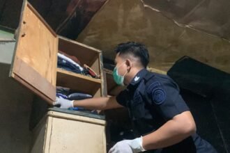 RAZIA SEL--Petugas menggeledah barang milik warga binaan dalam razia di area Lapas Semarang, Selasa (15/9/2025). (ist)