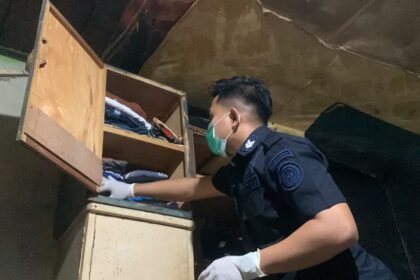 RAZIA SEL--Petugas menggeledah barang milik warga binaan dalam razia di area Lapas Semarang, Selasa (15/9/2025). (ist)