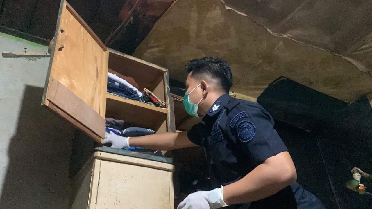 RAZIA SEL--Petugas menggeledah barang milik warga binaan dalam razia di area Lapas Semarang, Selasa (15/9/2025). (ist)