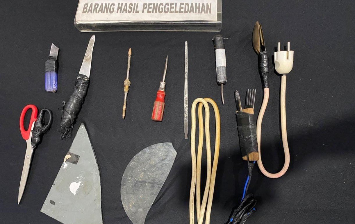 HASIL RAZIA--Petugas menemukan berbagai barang larangan seperti pisau rakitan hingga alat pemanas modifikasi dalam razia di area sel Lapas Semarang, Selasa (15/9/2025). (ist)