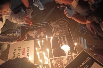 DOA DI TENGAH NYALA LILIN - Sejumlah jurnalis di Semarang berdoa bersama mengelilingi lilin dan poster, sebagai bentuk solidaritas dan harapa keselamatan untuk 5 jurnalis yang hilang, Rabu (16/9/2026). (dul)