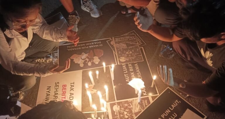 DOA DI TENGAH NYALA LILIN - Sejumlah jurnalis di Semarang berdoa bersama mengelilingi lilin dan poster, sebagai bentuk solidaritas dan harapa keselamatan untuk 5 jurnalis yang hilang, Rabu (16/9/2026). (dul)