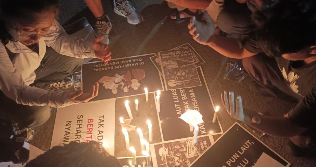 DOA DI TENGAH NYALA LILIN - Sejumlah jurnalis di Semarang berdoa bersama mengelilingi lilin dan poster, sebagai bentuk solidaritas dan harapa keselamatan untuk 5 jurnalis yang hilang, Rabu (16/9/2026). (dul)