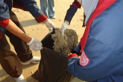 BERIHKAN PANTAI--Mahasiswa FH Undip sedang membersihkan sampah di kawasan Pantai Mororejo, Jepara. (ist)