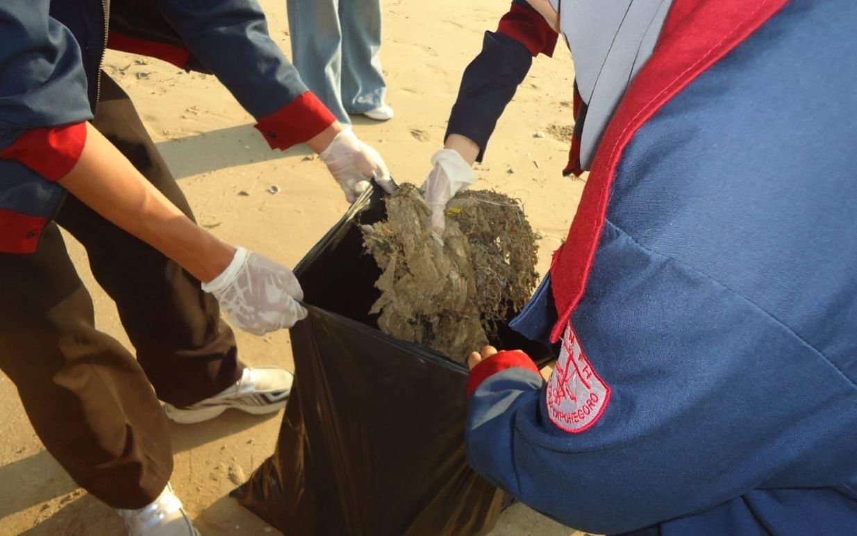 BERIHKAN PANTAI--Mahasiswa FH Undip sedang membersihkan sampah di kawasan Pantai Mororejo, Jepara. (ist)