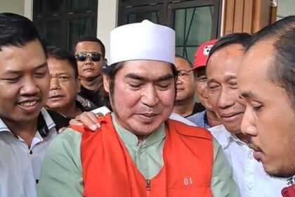 GUS YAZID--Gus Yazid mengenakan rompi tahanan, didampingi tim penasihat hukumnya, usai menjalani sidang di Pengadilan Tipikor Semarang. (bae)