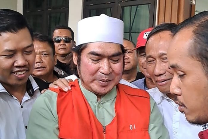 GUS YAZID--Gus Yazid mengenakan rompi tahanan, didampingi tim penasihat hukumnya, usai menjalani sidang di Pengadilan Tipikor Semarang. (bae)