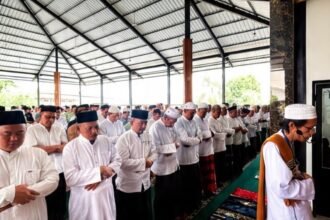 SALAT ISTISQA--Warga binaan dan pegawai Lapas Semarang khusuk melaksanalan Salat Istisqa, Jumat (18/9/2026). (ist)