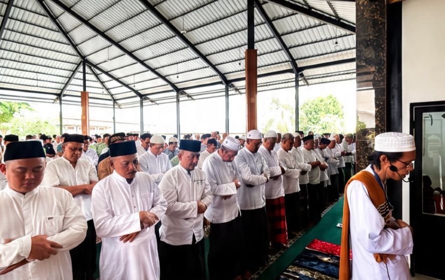 SALAT ISTISQA--Warga binaan dan pegawai Lapas Semarang khusuk melaksanalan Salat Istisqa, Jumat (18/9/2026). (ist)