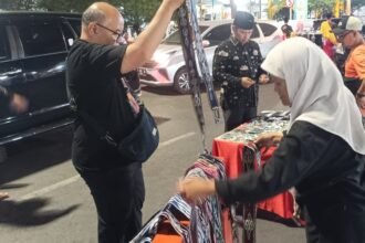MENGAIS REZEKI - Pelaku UMKM sedang melayani pembeli saat penutupan MTQ di Semarang, Sabtu (19/9/2026). (dul)