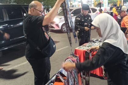 MENGAIS REZEKI - Pelaku UMKM sedang melayani pembeli saat penutupan MTQ di Semarang, Sabtu (19/9/2026). (dul)