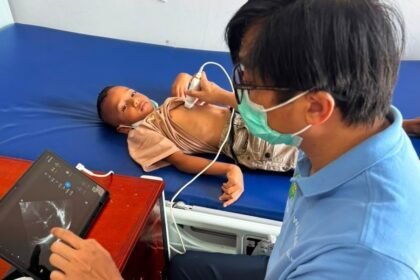 PERIKSA JANTUNG GRATIS - Unit Kerja Koordinasi (UKK) Kardiologi Ikatan Dokter Anak Indonesia (IDAI) bersama IDAI Cabang Nusa Tenggara Timur (NTT) menggelar bakti sosial pemeriksaan jantung anak secara gratis di Waikabubak, Sumba Barat, NTT.