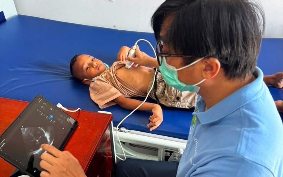 PERIKSA JANTUNG GRATIS - Unit Kerja Koordinasi (UKK) Kardiologi Ikatan Dokter Anak Indonesia (IDAI) bersama IDAI Cabang Nusa Tenggara Timur (NTT) menggelar bakti sosial pemeriksaan jantung anak secara gratis di Waikabubak, Sumba Barat, NTT.