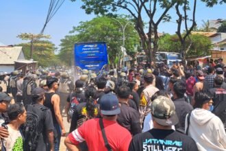 RICUH--Massa pendukung Sudewo Bupati Pati mengusur massa kontra yang datang mengendarai bus, Senin (21/9/2026). (bae)