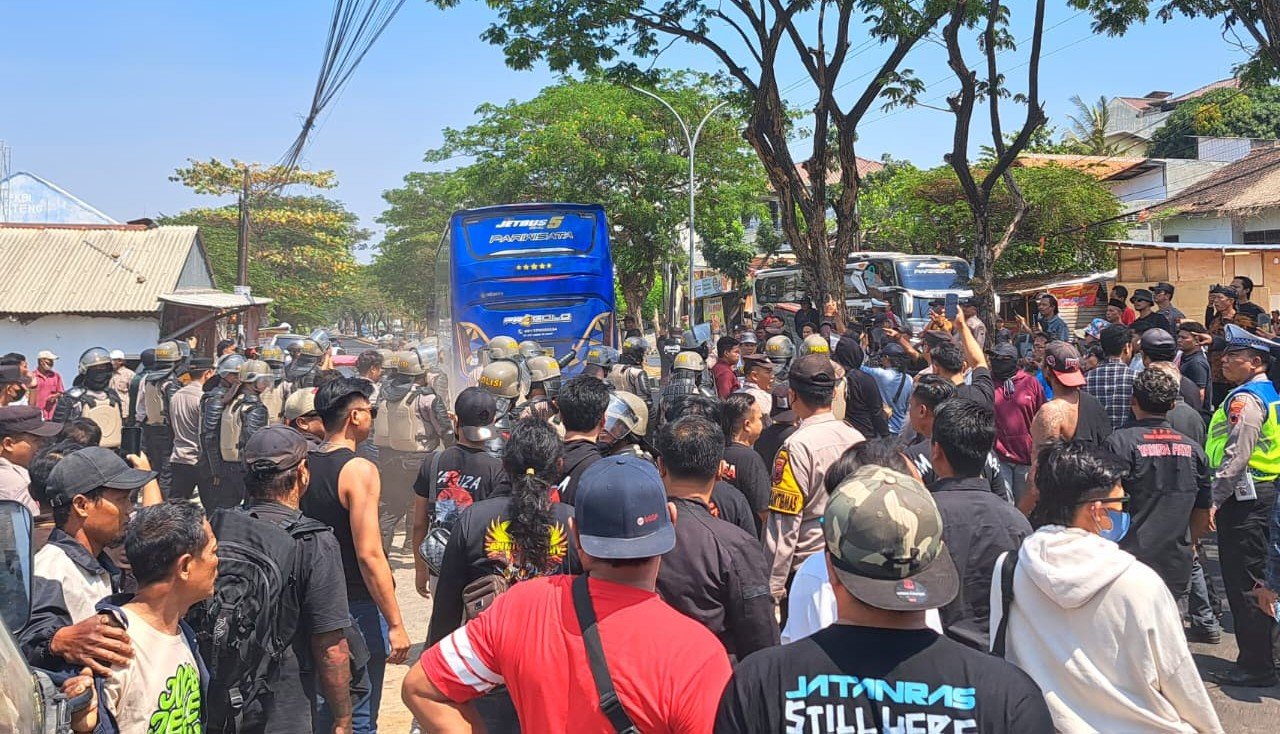 RICUH--Massa pendukung Sudewo Bupati Pati mengusur massa kontra yang datang mengendarai bus, Senin (21/9/2026). (bae)